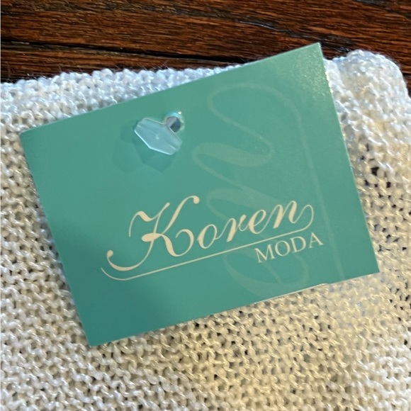 NWT Italian Asymmetric Blouse Top with Handmade Floral Applique L Cream - Picture 16 of 16